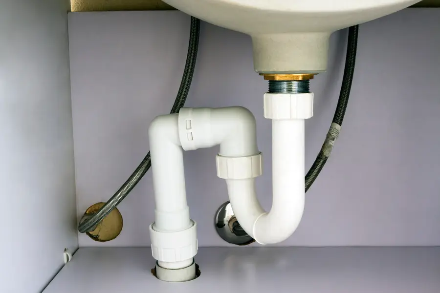 Scarico moderno installato nella doccia
