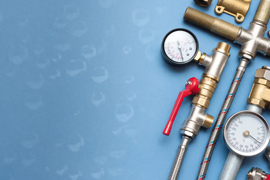 Tecnico durante la manutenzione di un impianto